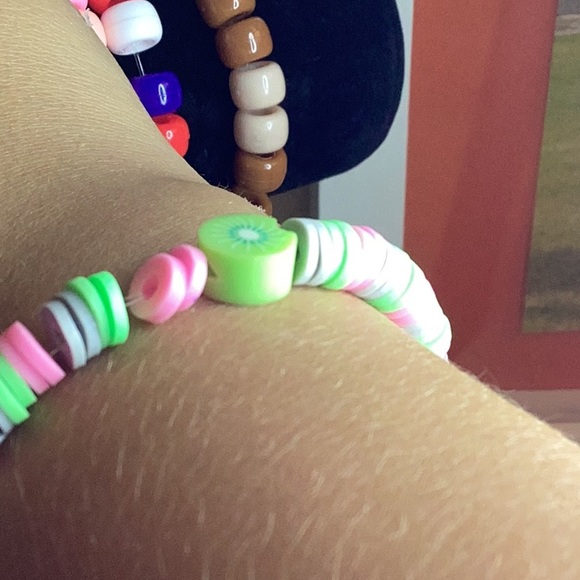 Kiwie Gray green pink bracelet - Picture 2 of 3